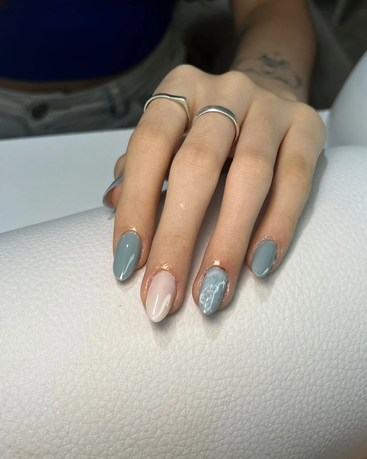 Imagem de nail art delicada com visual sofisticado