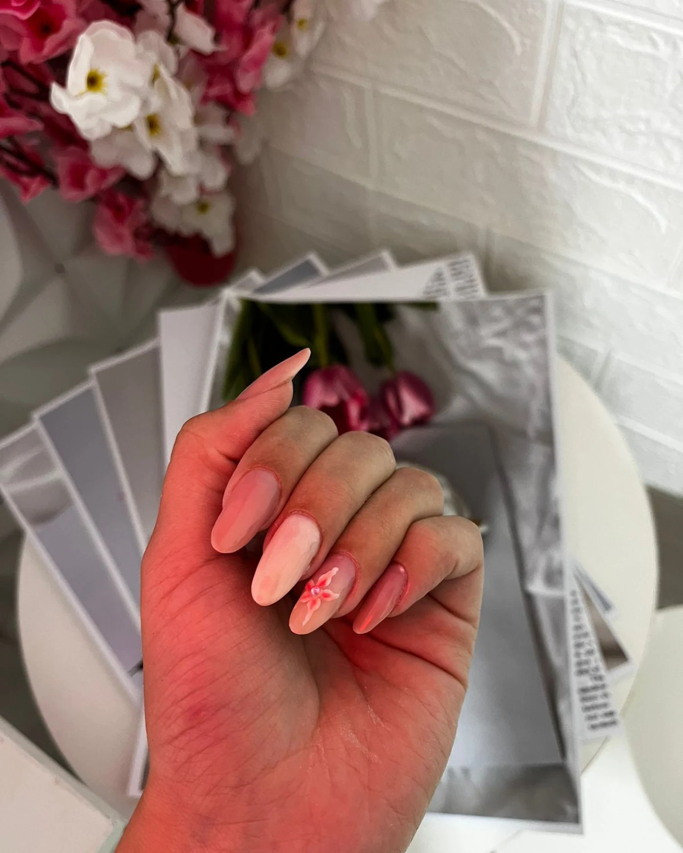 Imagem de unhas com acabamento clean e luminoso