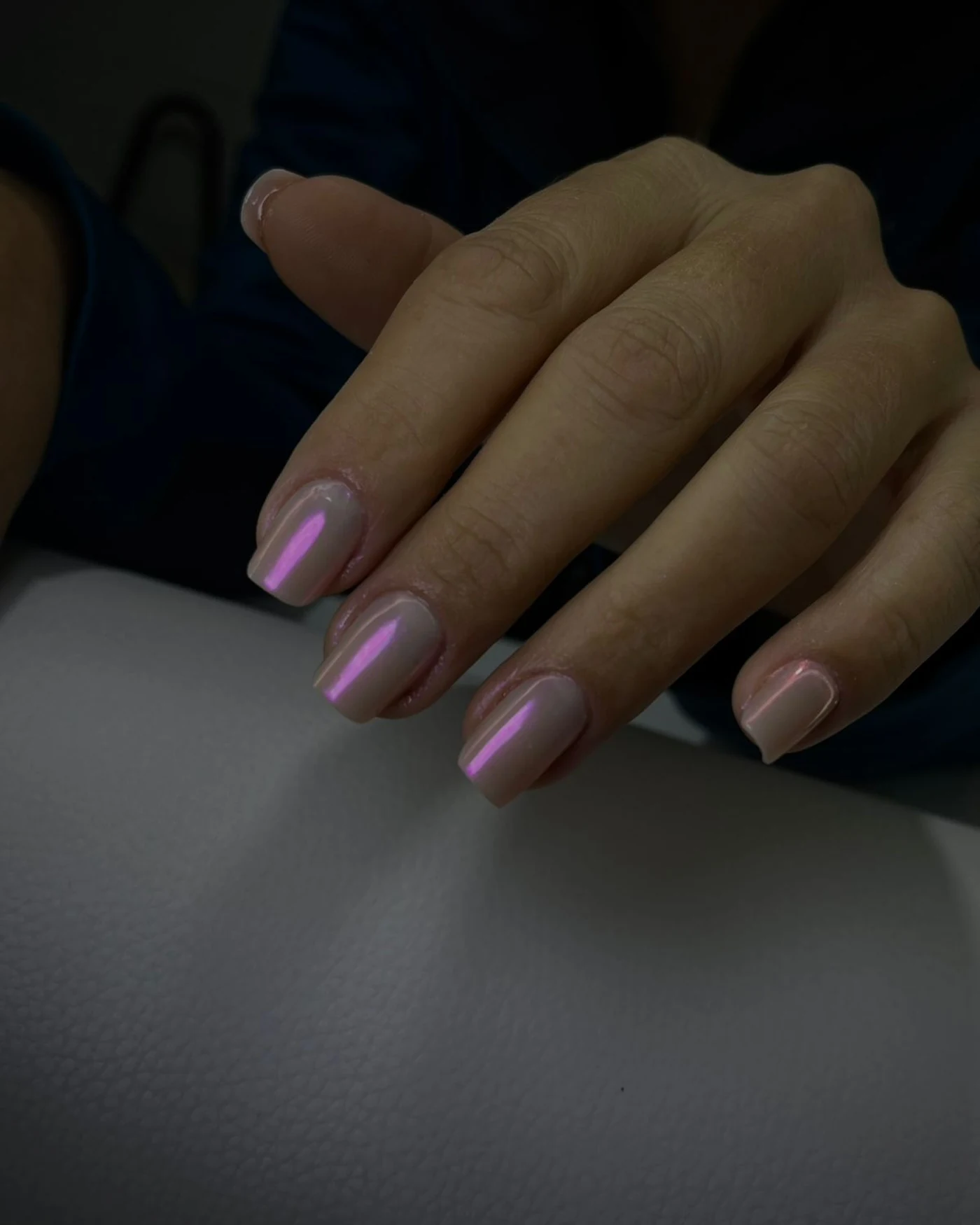 Imagem de unhas com tom vibrante e acabamento refinado