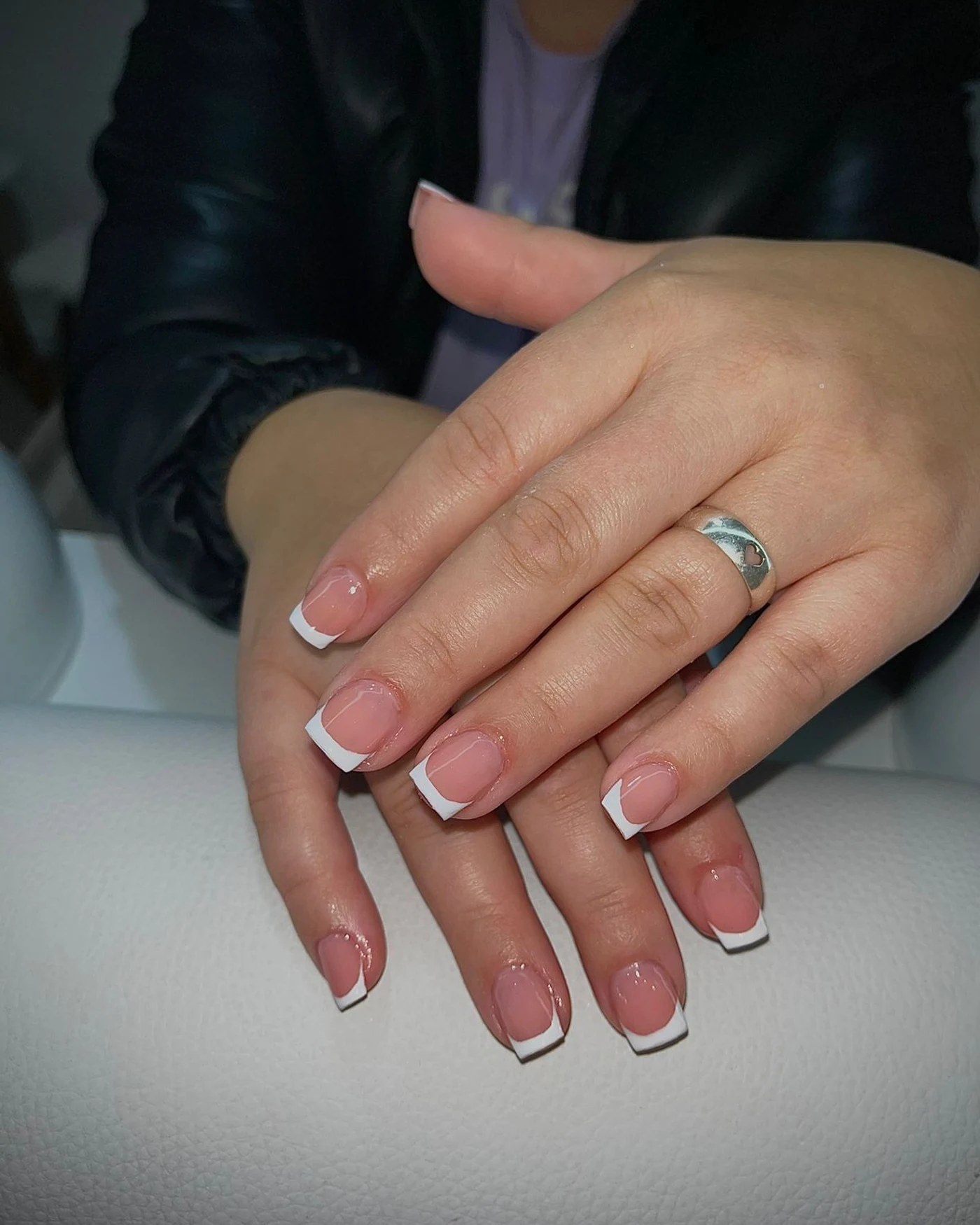 Imagem de unhas com composição sofisticada e neutra