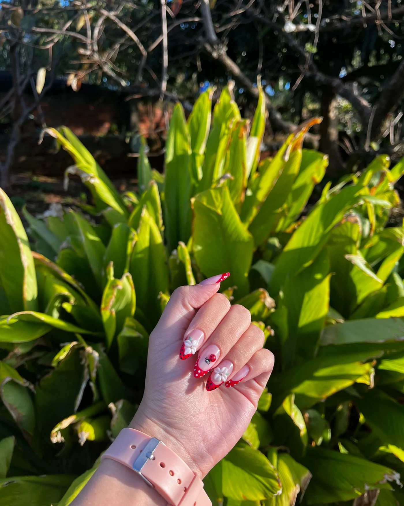 Imagem de unhas em composição marcante e elegante