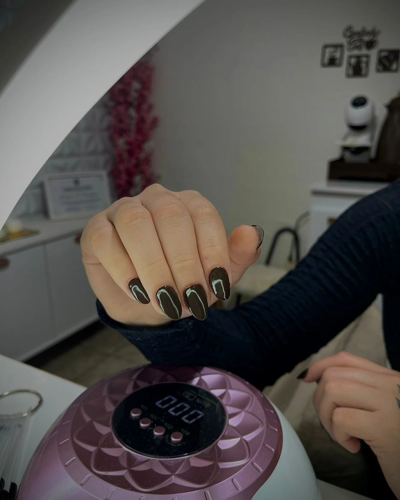 Imagem de unhas em tom nude com acabamento premium