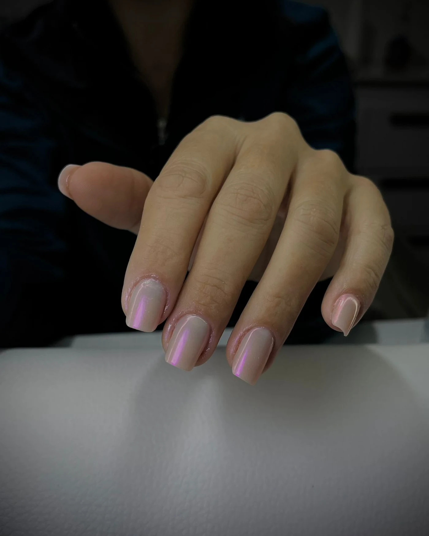 Imagem de unhas com design minimalista e luxuoso