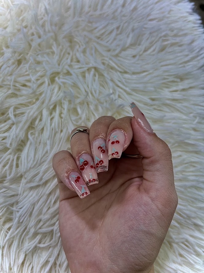 Nail art delicada com acabamento premium